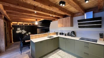 Een koelkast, een magnetron, een oven, een kookplaat