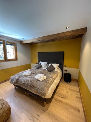 4 bedrooms, travel cot, WiFi, bed sheets