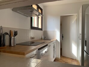 Réfrigérateur, micro-ondes, plaque de cuisson, lave-vaisselle