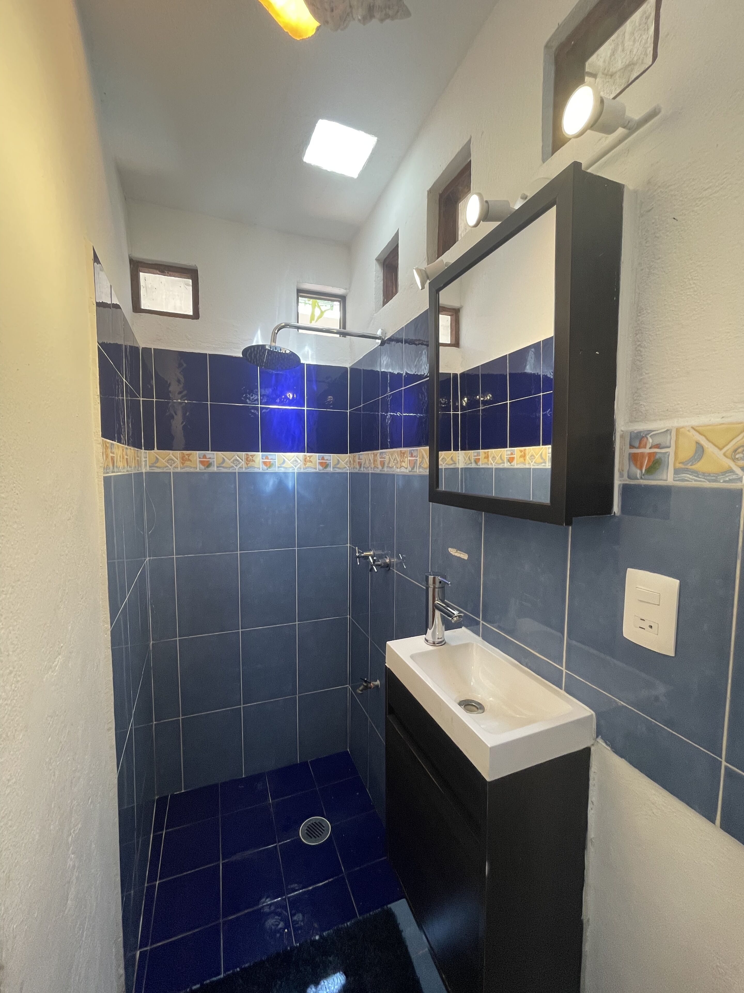 Precious private apartment close to 5th Ave, the beach, ADO bus and ferry dock