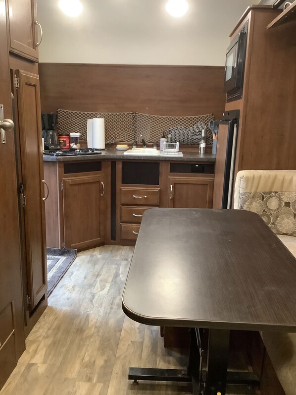 Fridge, microwave, stovetop, coffee/tea maker - See Downeast Maine and Acadia National Park and stay in the Hummingbird! (Gouldsboro)