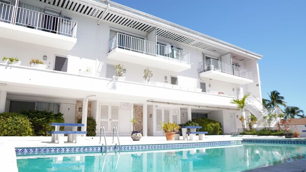 Pool - Modern Paradise Island Condo near Atlantis resort & beach (Nassau)