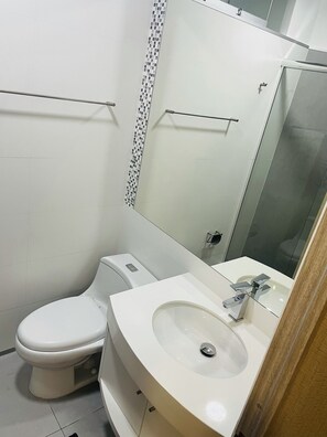 Ducha, secador de pelo, toallas, jabón