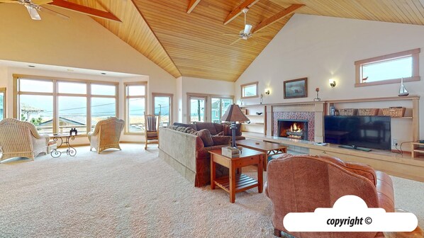 TV, fireplace, DVD player - King Tide Lookout : Ocean Front - On the Prom (Seaside)