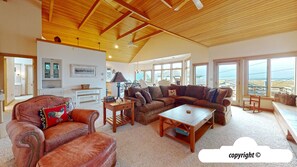 TV, fireplace, DVD player - King Tide Lookout : Ocean Front - On the Prom (Seaside)