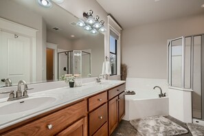 Combined shower/bathtub, hair dryer, towels - Lake View @ Hollows Resort: Pools, Pets, Balconies (Jonestown)