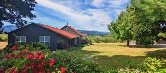 New listing, 4 bed 2.5 bath, amazing view of Mt Adams minutes from Downtown