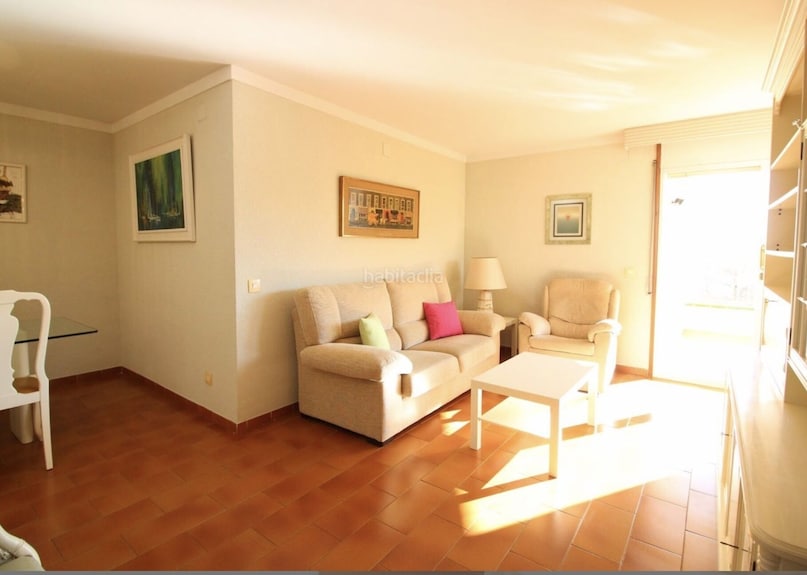 Ideally Located 3-bedroom Apartment With Air Conditioning And Parking. - Roses