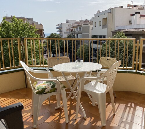 Ideally located 3-bedroom apartment with air conditioning and parking.
