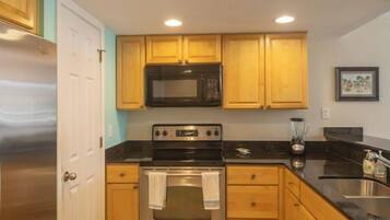 Geladeira, micro-ondas, fogão, cooktop