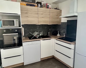 ثلاجة، ميكروويف، فرن، موقد طهي مسطح