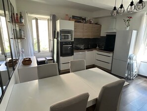Kühlschrank, Mikrowelle, Ofen, Herdplatte