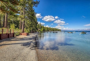Beach nearby - Tahoe Park Beauty w/ Private Hot Tub! (Tahoe City)