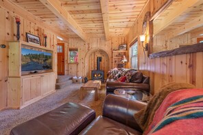 Smart TV, fireplace - Tahoe Park Beauty w/ Private Hot Tub! (Tahoe City)