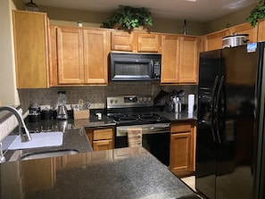 Refrigerador, microondas, horno y parrilla de estufa 