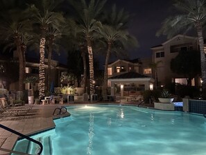 Alberca al aire libre y alberca climatizada