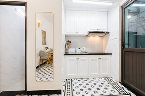 Kühlschrank, Mikrowelle, Wasserkocher, Kochgeschirr/Geschirr/Besteck