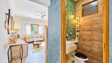 Deluxe Villa | Bathroom | Free toiletries