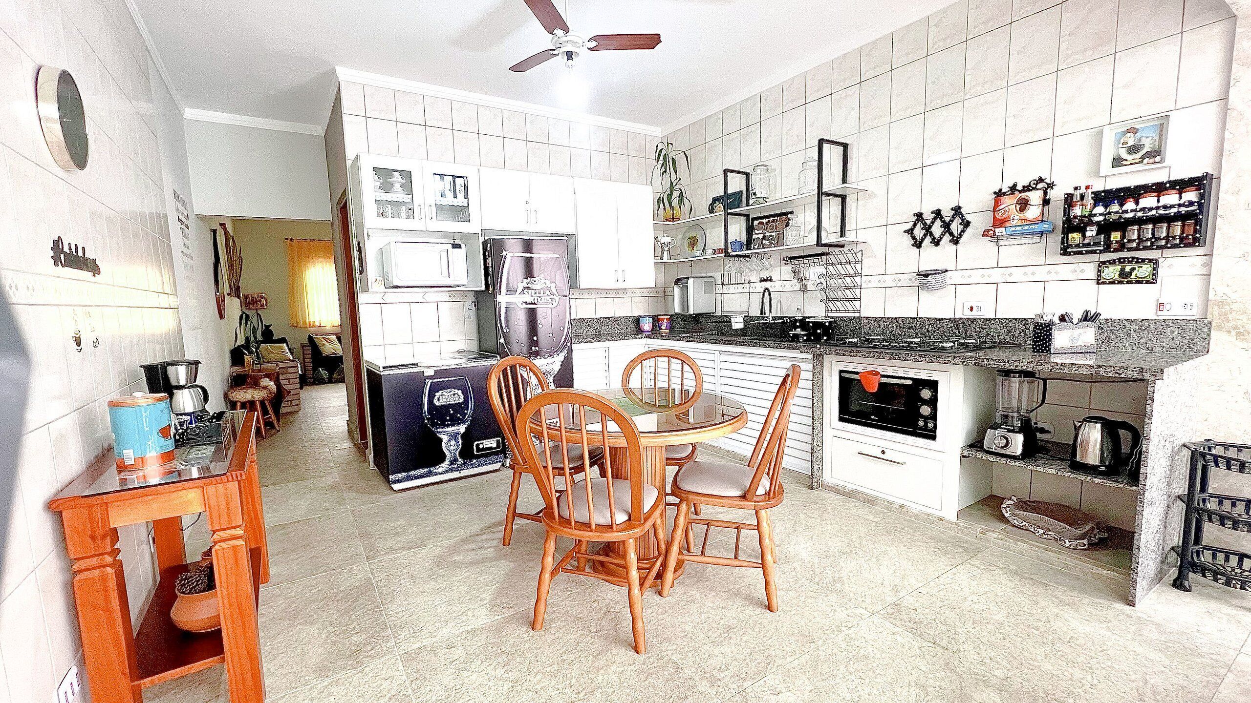 Full-sized fridge, microwave, oven, stovetop