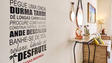 Una pared con frases motivacionales y una pequeña mesa con adornos.