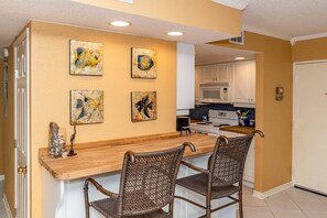Fridge, microwave, oven, stovetop - Parrot Party - Ocean House 319 (St. Augustine)