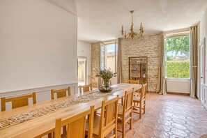 Dining - Historic wine property in Provence (Meynes)