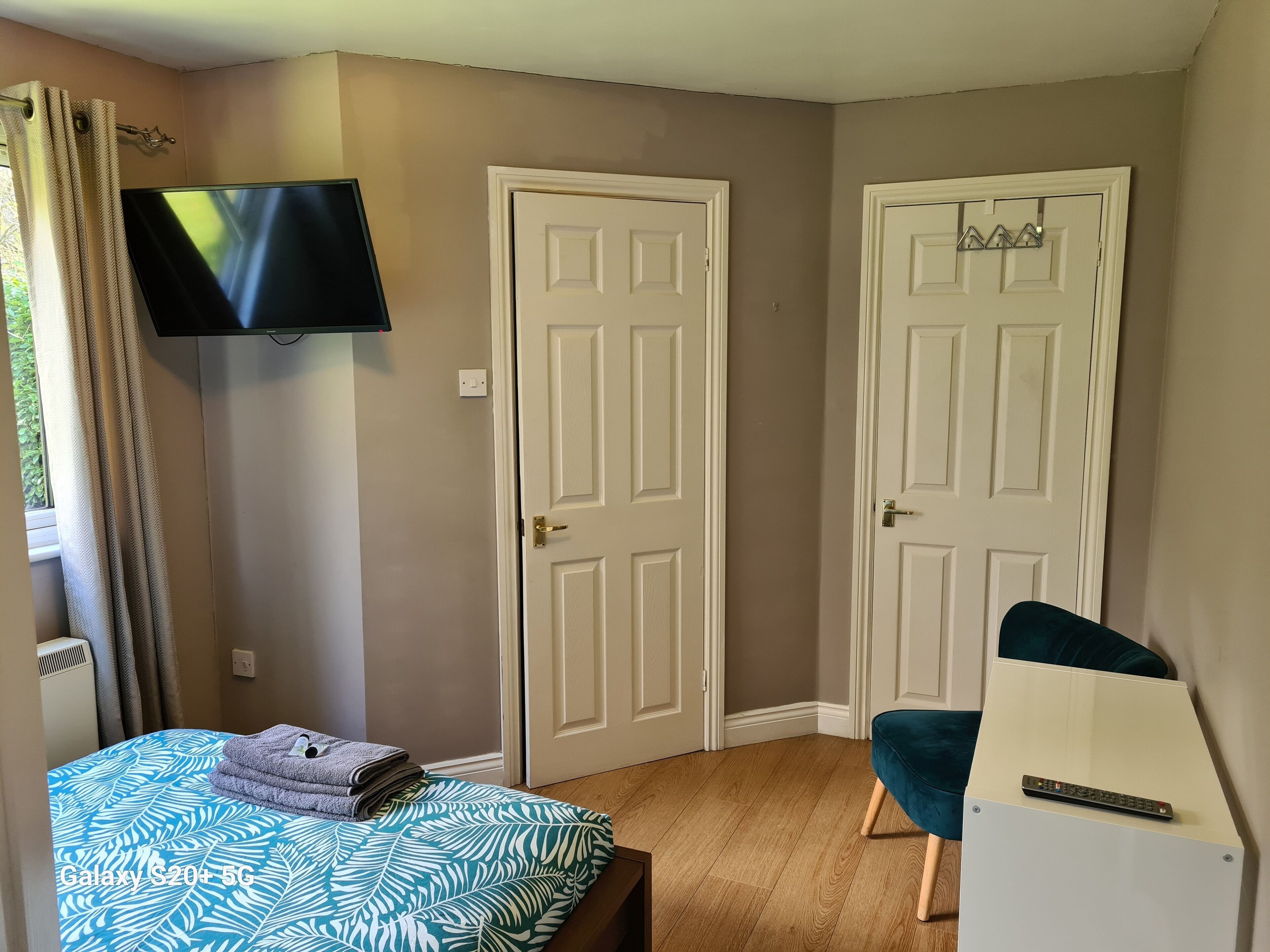 Reading whole private chalet with two acre gardens and lake