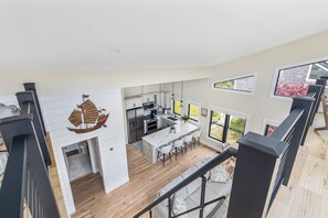 Smart-TV, Tischtennisplatte, Bücher