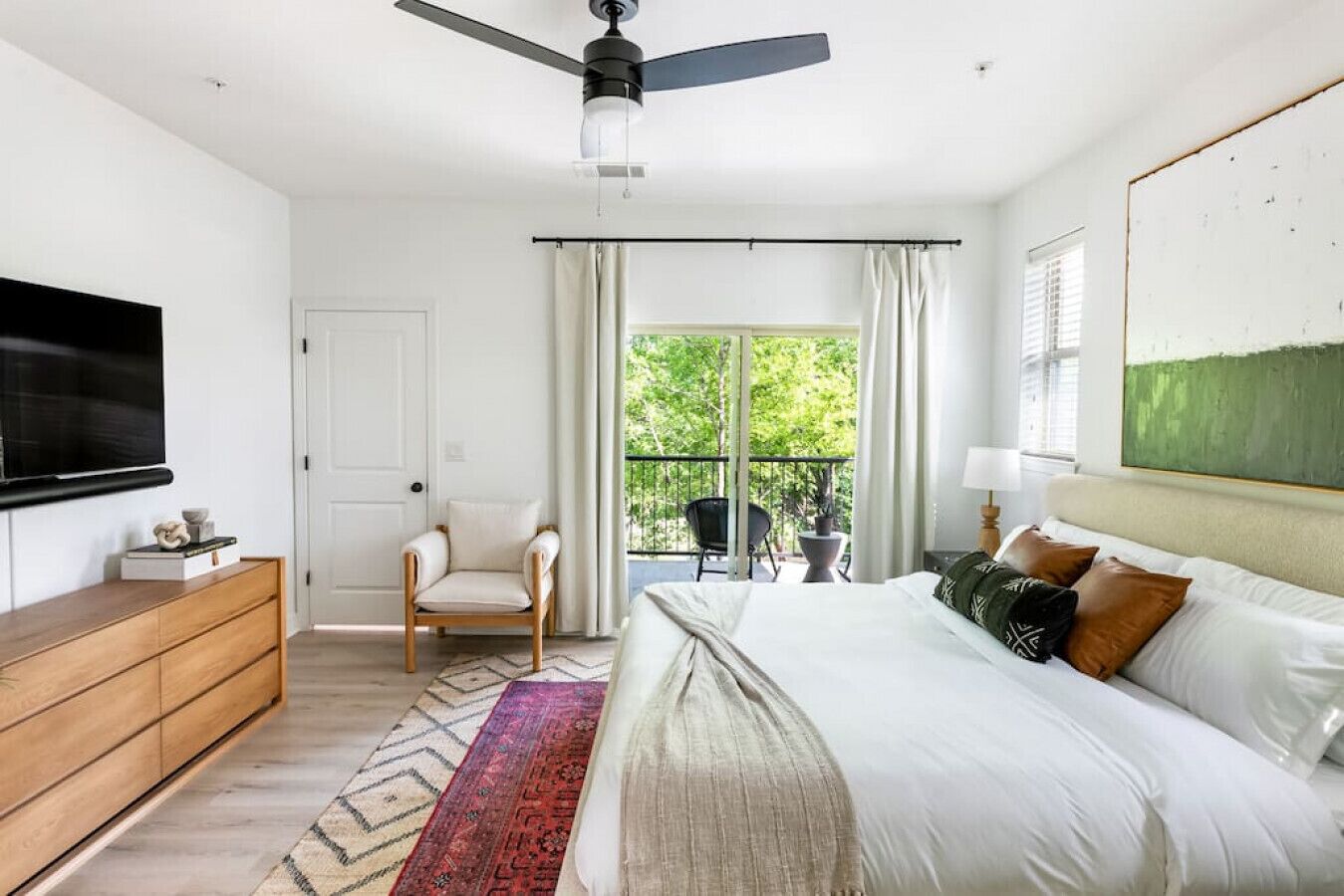 Brand new! Designer 3BR, Steps 2 Live Music, Pet friendly!