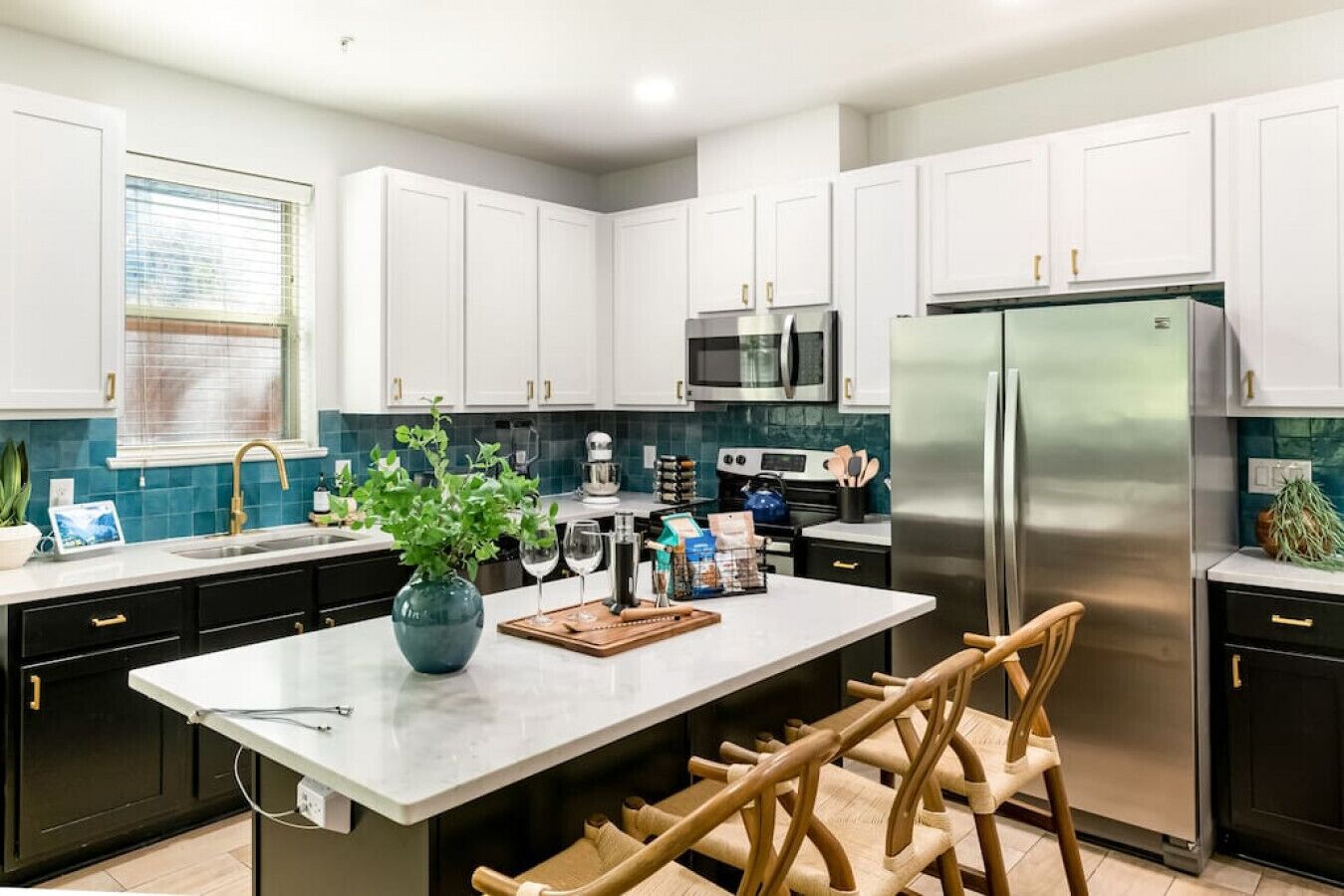 Brand new! Designer 3BR, Steps 2 Live Music, Pet friendly!