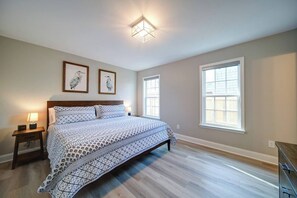 2 bedrooms, iron/ironing board, free WiFi, bed sheets - NEW! Waterfront | Private Dock | Firepit | Kayaks (Lexington)