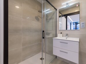 Dusche, Haartrockner, Handtücher, Toilettenpapier