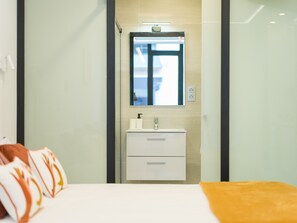 Tabla de planchar con plancha, wifi gratis y ropa de cama 