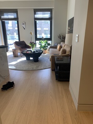 Smart TV, libros, estéreo y impresora