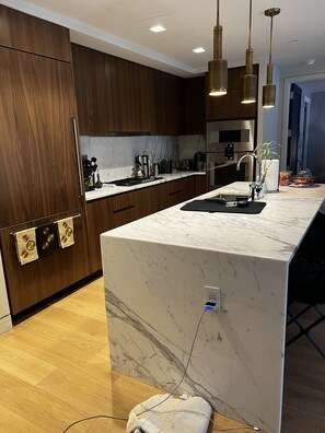 Refrigerador, microondas, horno y parrilla de estufa