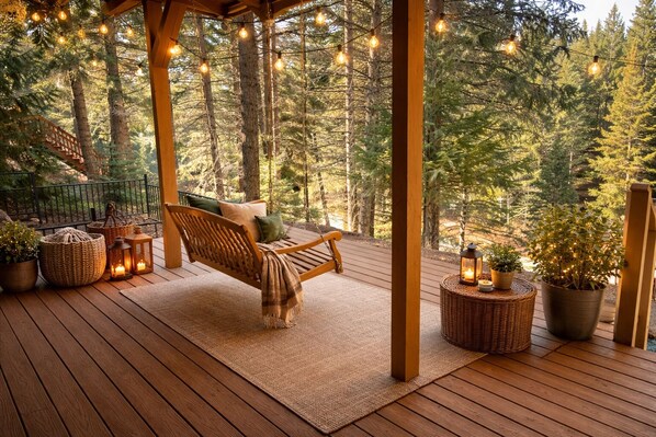 Terrace/patio - Stunning and Luxurious Riverfront home for 6 with two king beds. Pet Friendly! (Westwood)