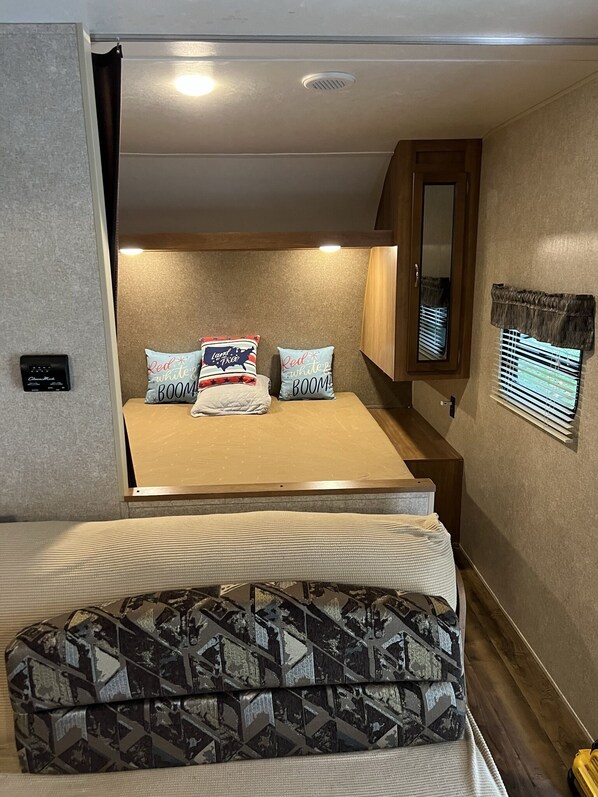 2 عدّة غرف نوم وواي فاي وملاءات أسرّة