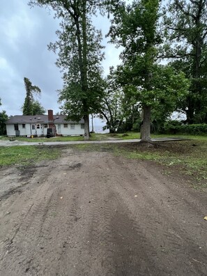 المنطقة المحيطة بالمنشأة