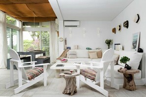 Villa | Essbereich im Zimmer