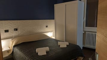 Familien-Doppel- oder -Zweibettzimmer, 1 Doppelbett | Schreibtisch, kostenloses WLAN
