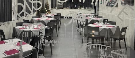 Free buffet breakfast on weekdays