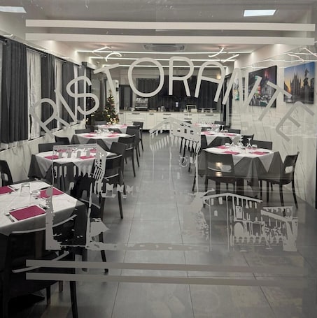 Free buffet breakfast on weekdays