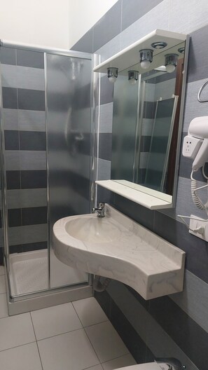 Economy Double Room | Bathroom | Free toiletries, hair dryer, bidet, towels - HOTEL LA TORRE  (Formigine)