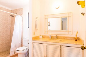 Chuveiro, toalhas de banho, sabonete, shampoo