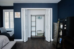 2 bedrooms, desk, iron/ironing board, WiFi