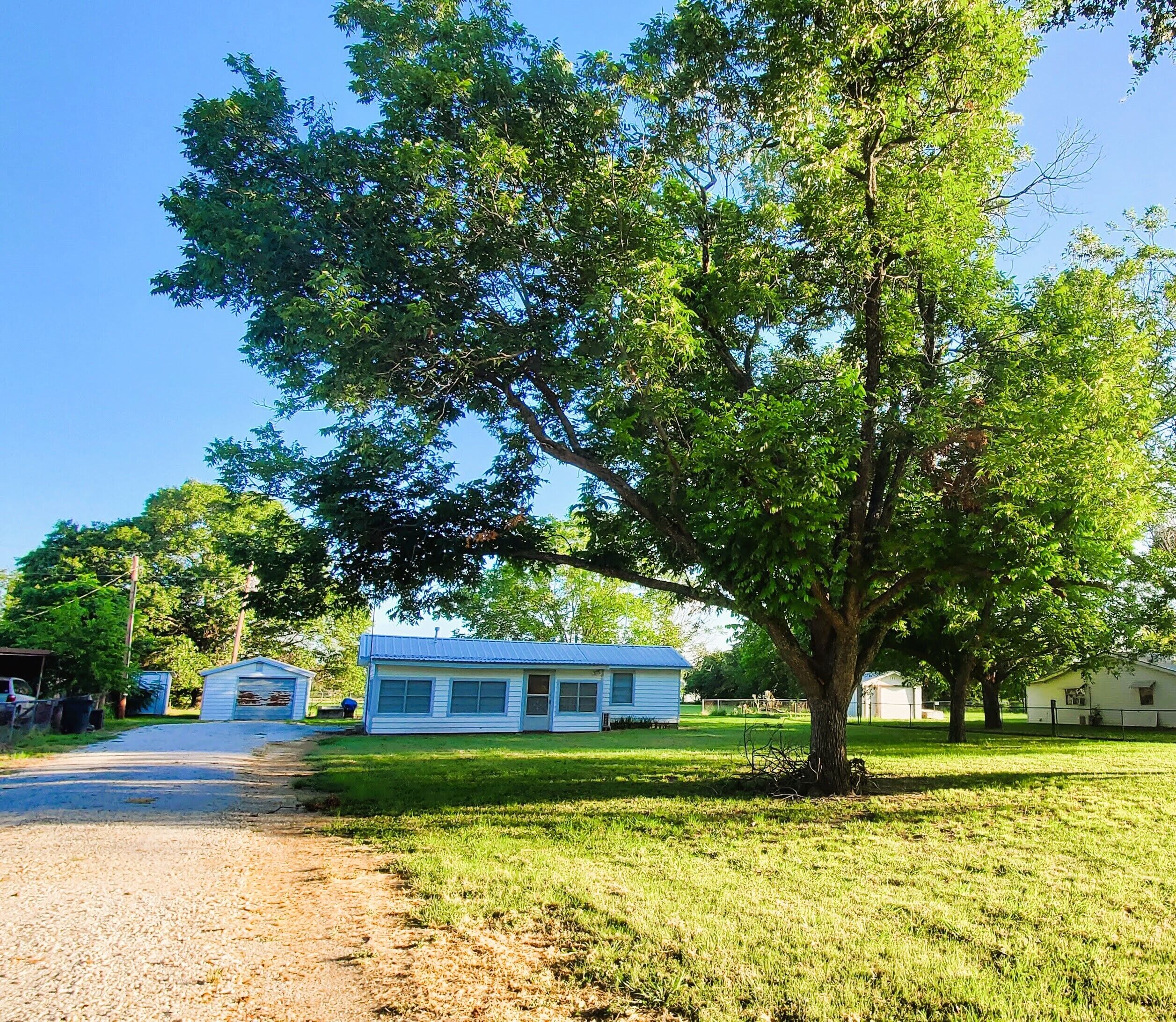 Vintage Cabin with 2 boat ramps just 2 minutes away