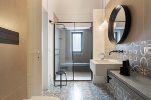 Shower, hair dryer, bidet, towels - In the Residences of Princes past and present merge into eternal excitement. (Catania)