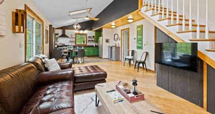 Cabin on 2 acres River access, Fire Pit, & Hot tub