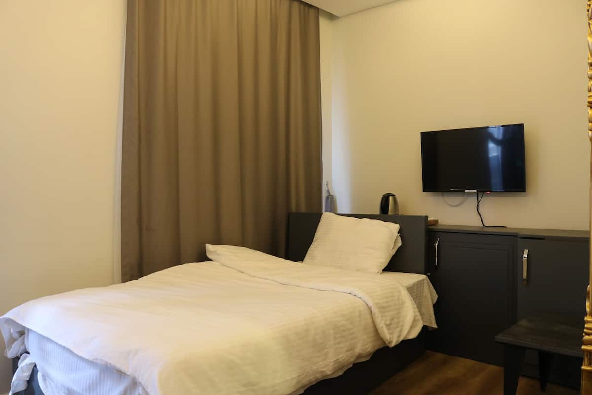 Comfort Quadruple Room, 1 Double Bed with Sofa bed, Smoking | Soundproofing, WiFi (free)