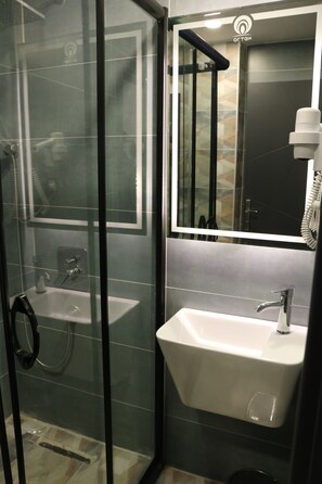 Comfort Quadruple Room, 1 Double Bed with Sofa bed, Smoking | Bathroom - ORTEK HOTEL TAKSİM (Istanbul)